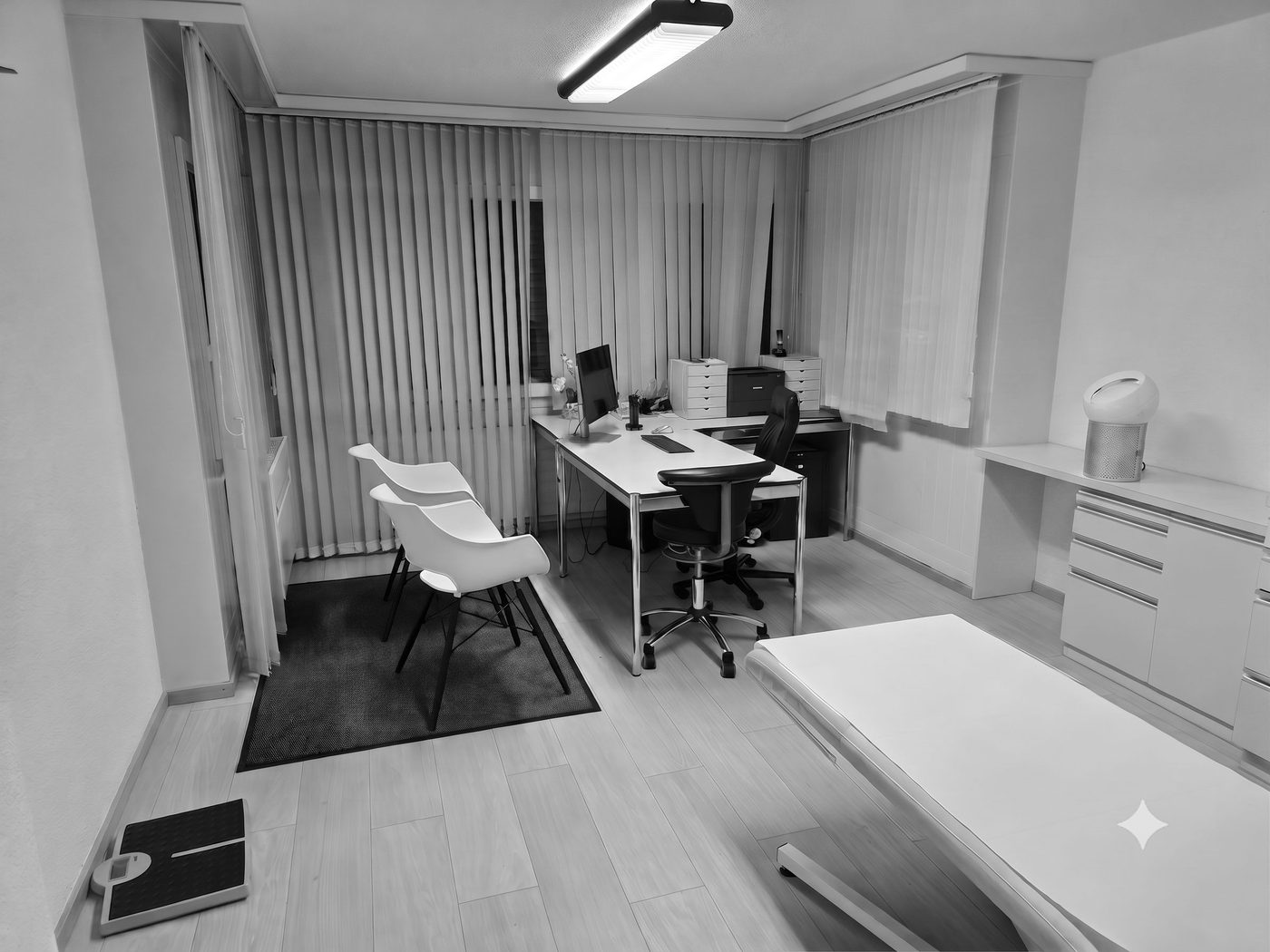 Sprechzimmer mit Schreibtisch und Untersuchungsliege